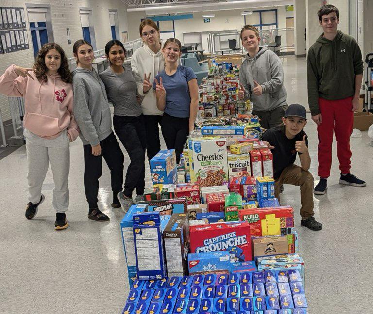 Tarentorus students with food drive collection